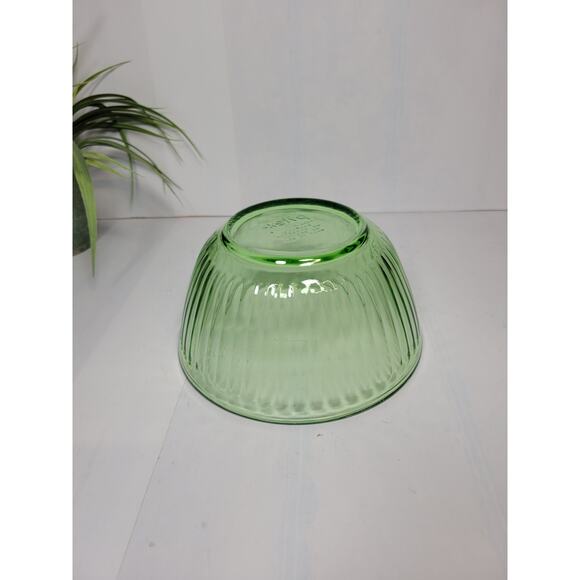 Vintage Pyrex Ribbed Bowl Glass Green 6 Cup 7402-S - Picture 2 of 4